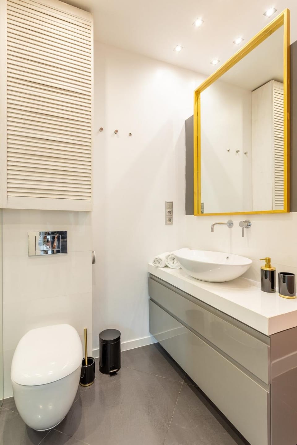 Toilet, Bathroom, towels