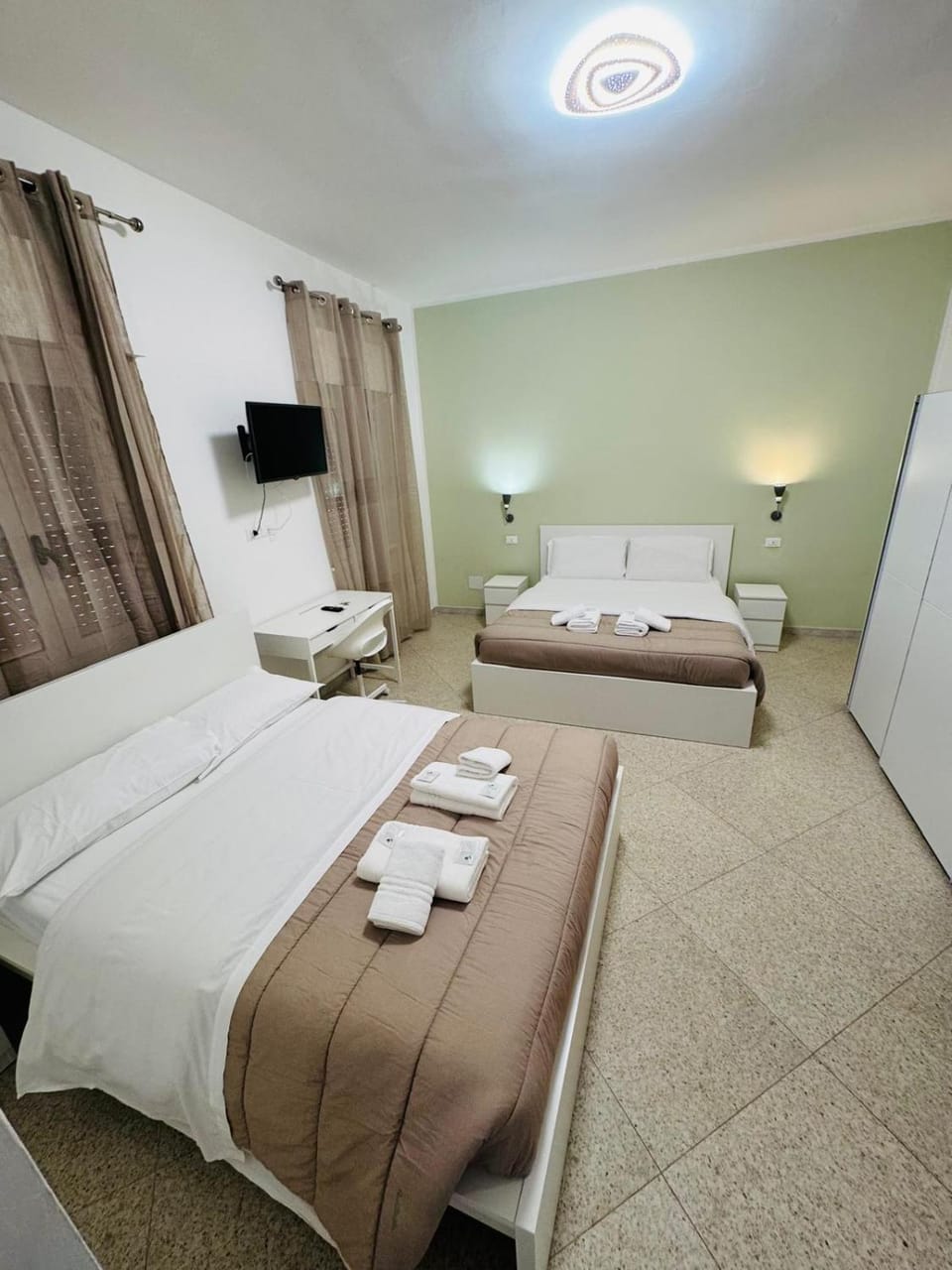 Bed, TV and multimedia, Photo of the whole room, Bedroom, towels