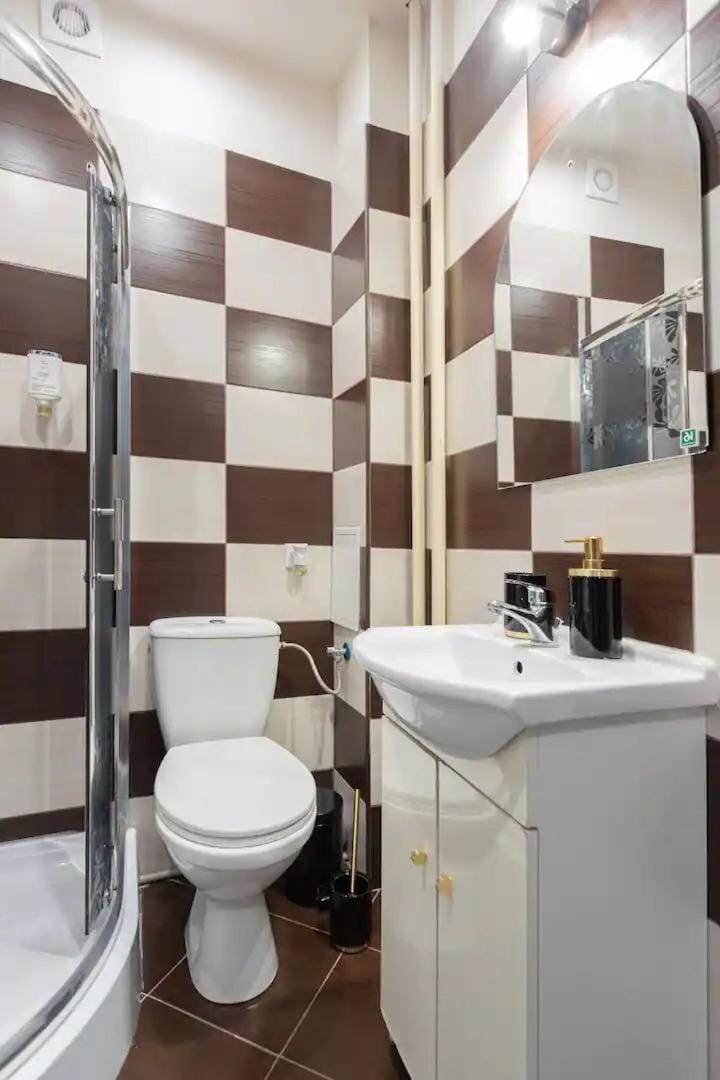 Shower, Toilet, Bathroom, Bath, bidet, towels