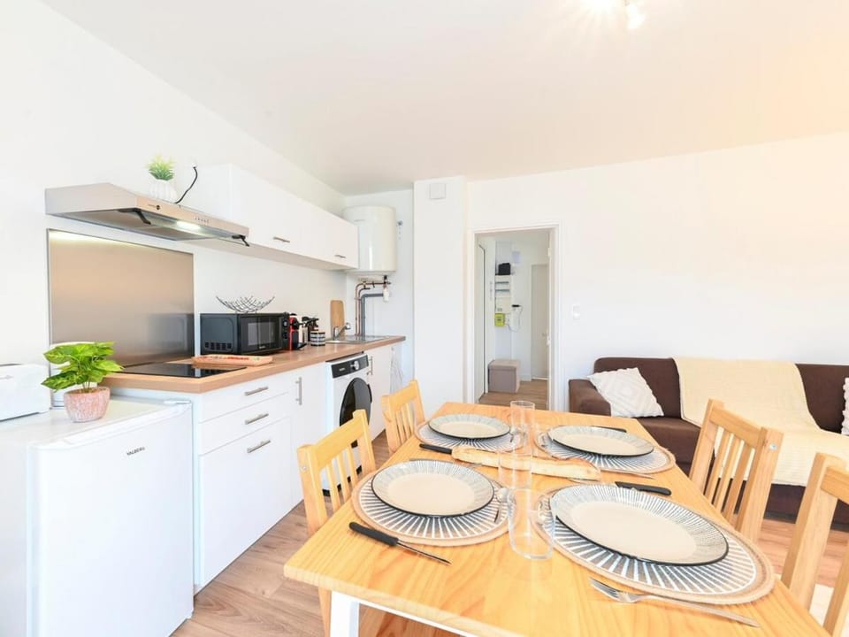 Kitchen or kitchenette, Dining area, stove, toaster