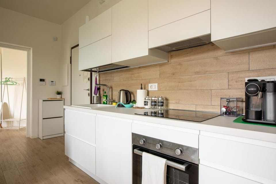 Coffee/tea facilities, Kitchen or kitchenette, dishwasher, oven, stove