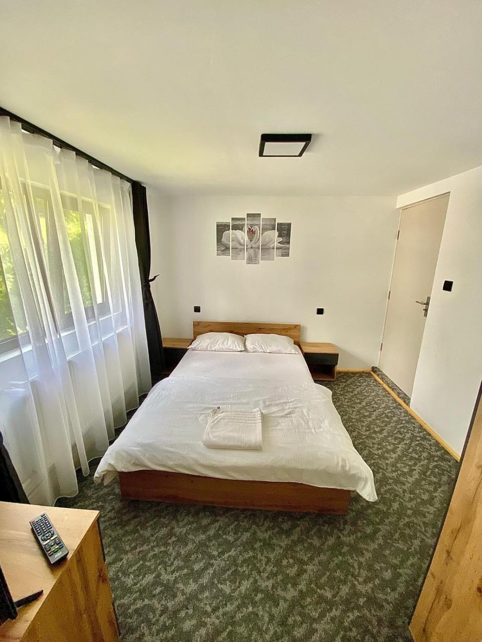 Photo of the whole room, locker, towels