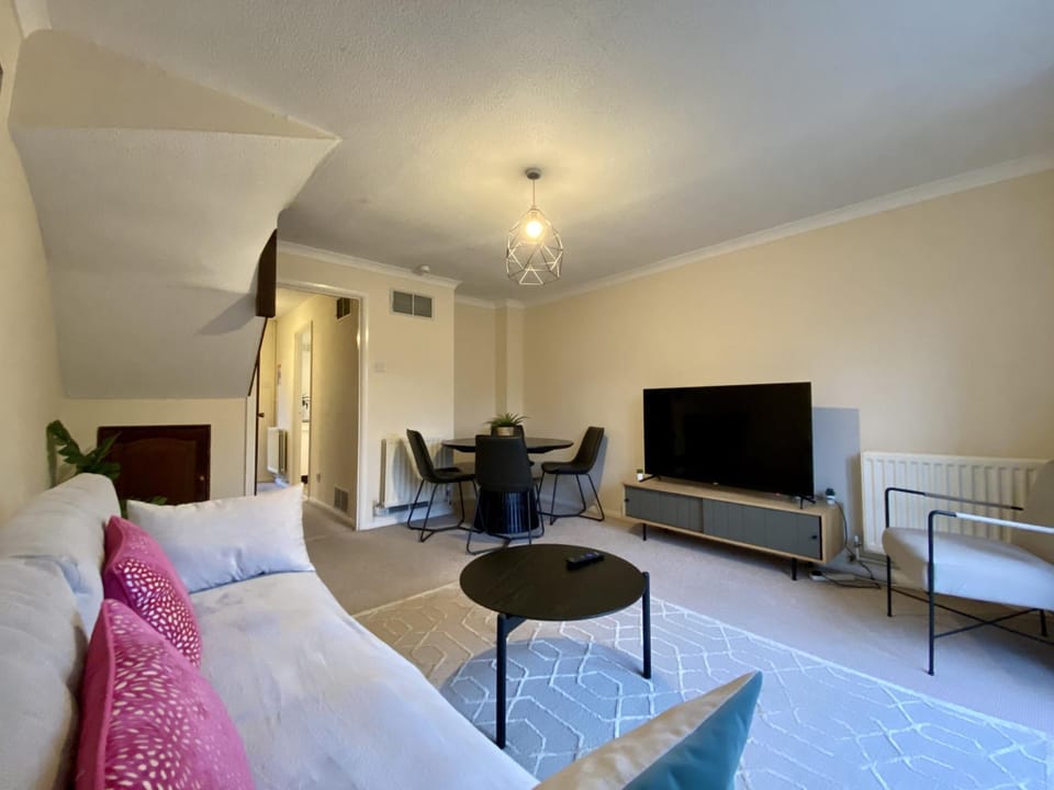 Comfortable 2 Bedroom House in Bracknell House in Bracknell