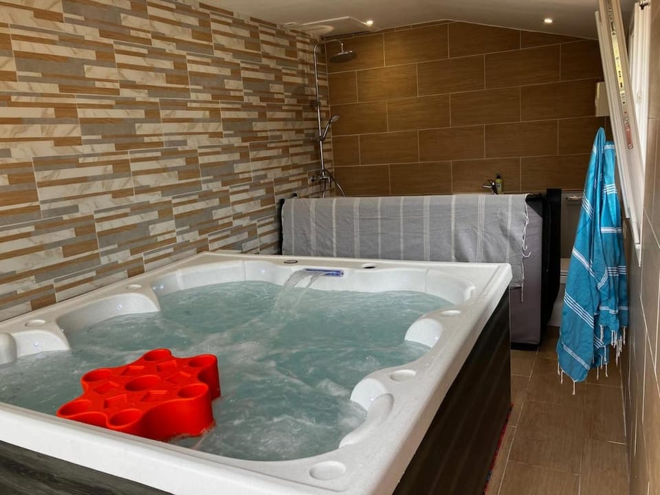 Belle maison de vacances, à 1 minute de la plage, avec terrasse et jacuzzi House in Normandy