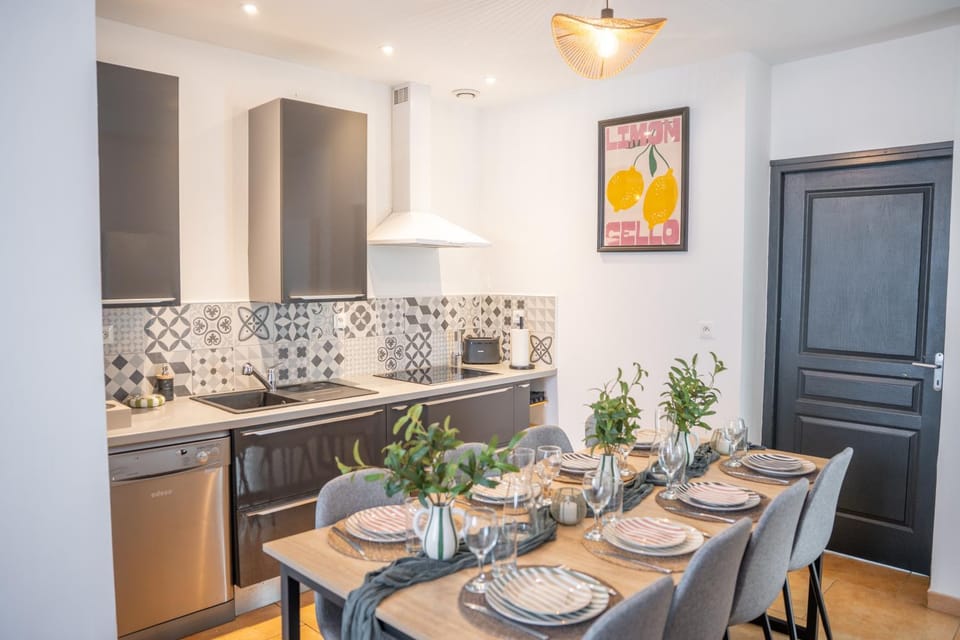 Kitchen or kitchenette, Dining area, stove