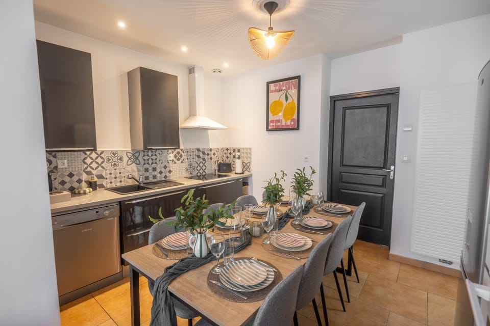 Kitchen or kitchenette, Dining area, oven, stove