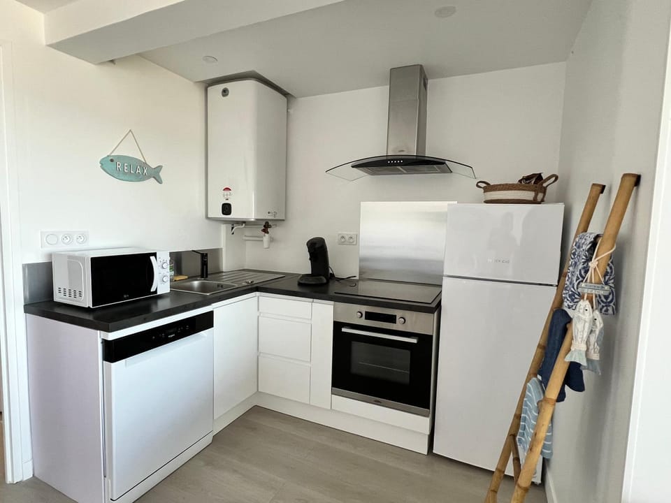 Coffee/tea facilities, Kitchen or kitchenette, dishwasher, microwave, oven, stove, toaster