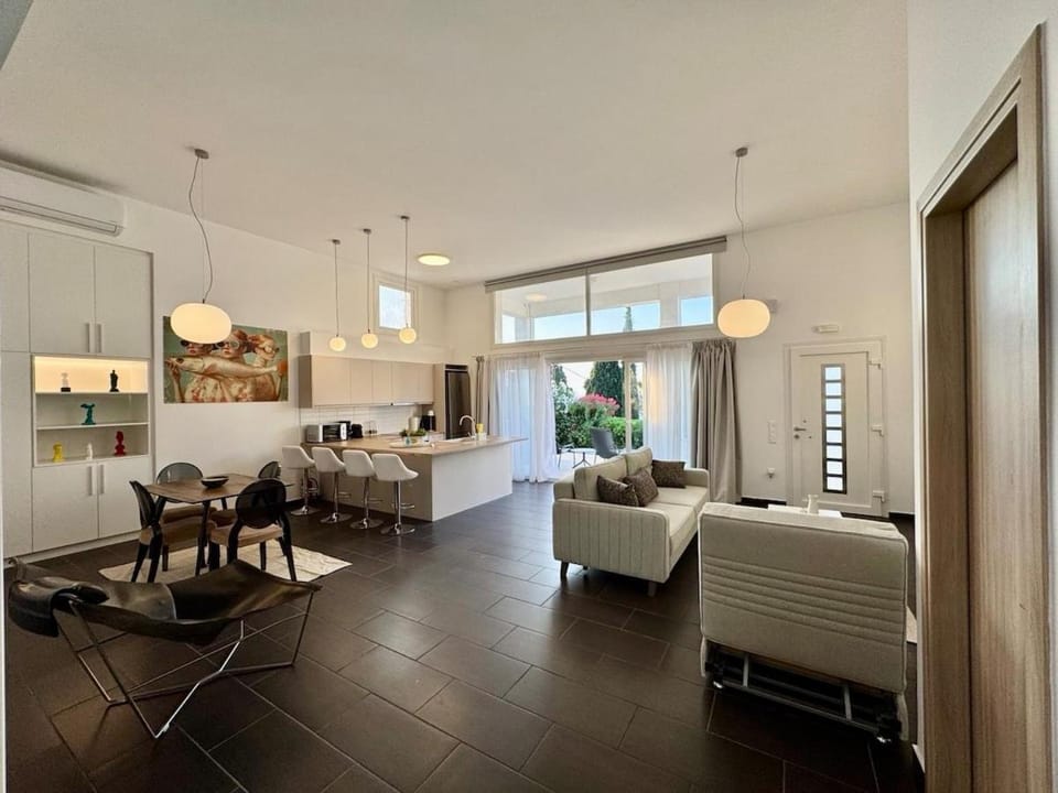 Kitchen or kitchenette, Living room, Photo of the whole room, Seating area, Dining area