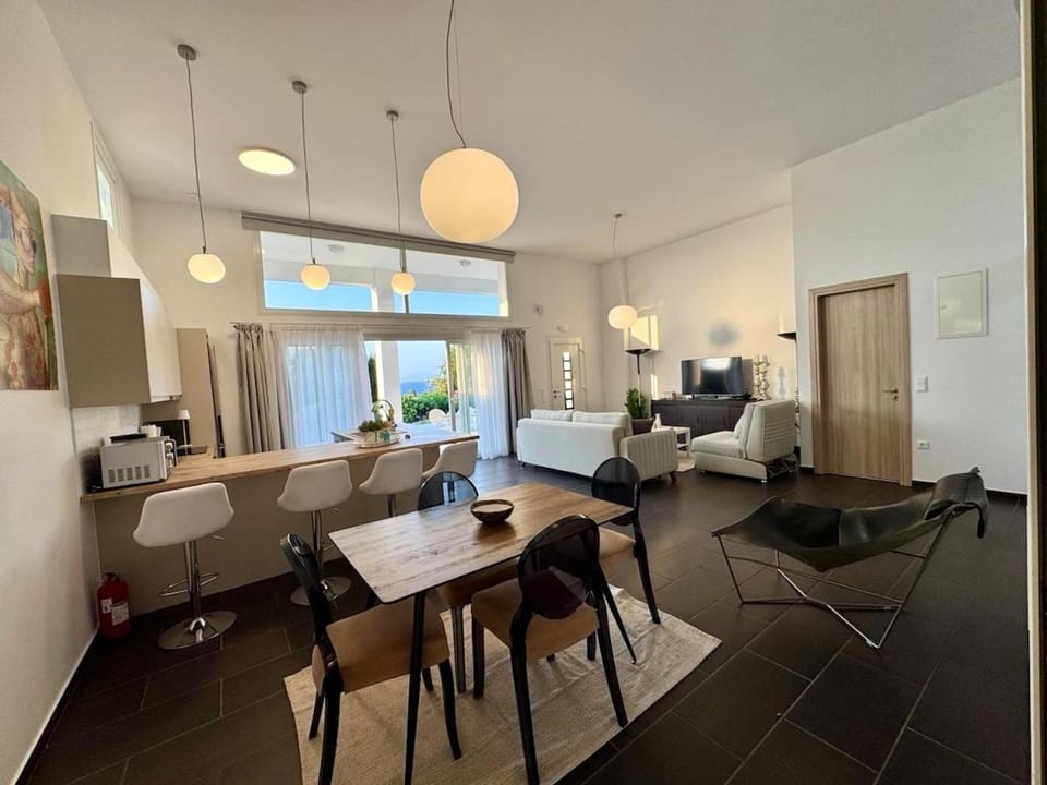 Kitchen or kitchenette, Living room, Seating area, Dining area
