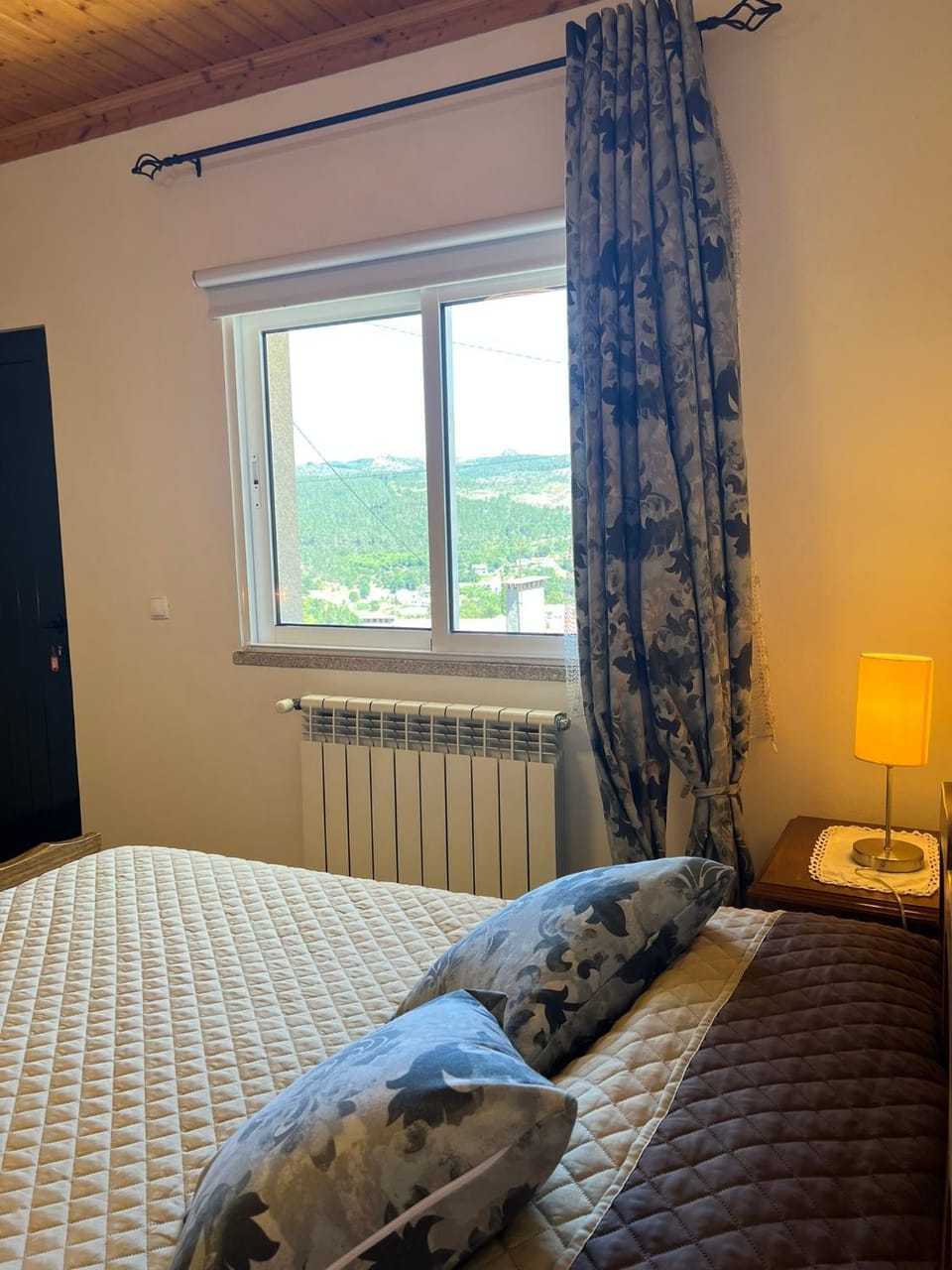 Bedroom, Lake view, Mountain view, Street view