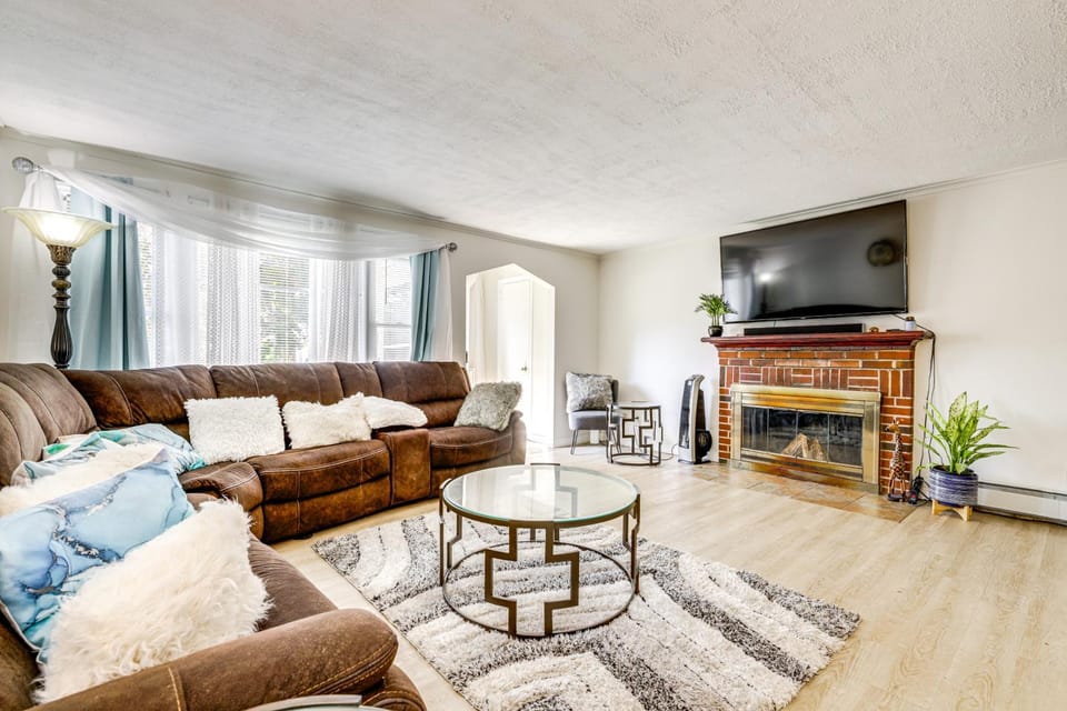 10 Mi to Hartford: Family Home w/ Yard House in Manchester