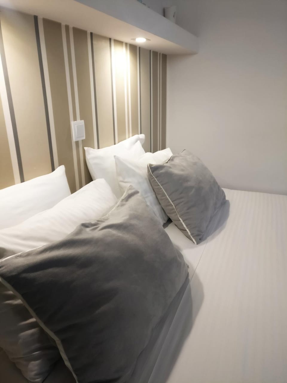 Bed, Photo of the whole room, Decorative detail