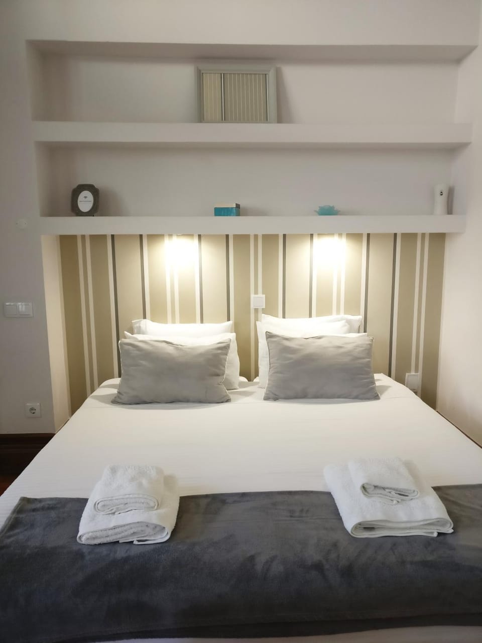 Bed, Photo of the whole room, Decorative detail, Bedroom