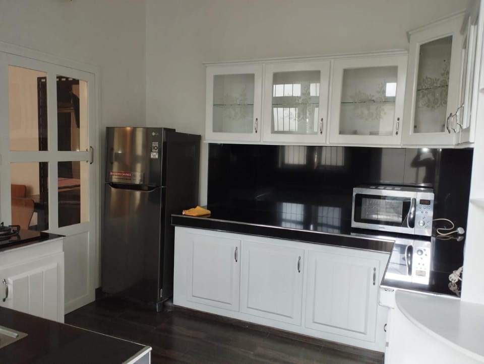 Kitchen or kitchenette, minibar, oven