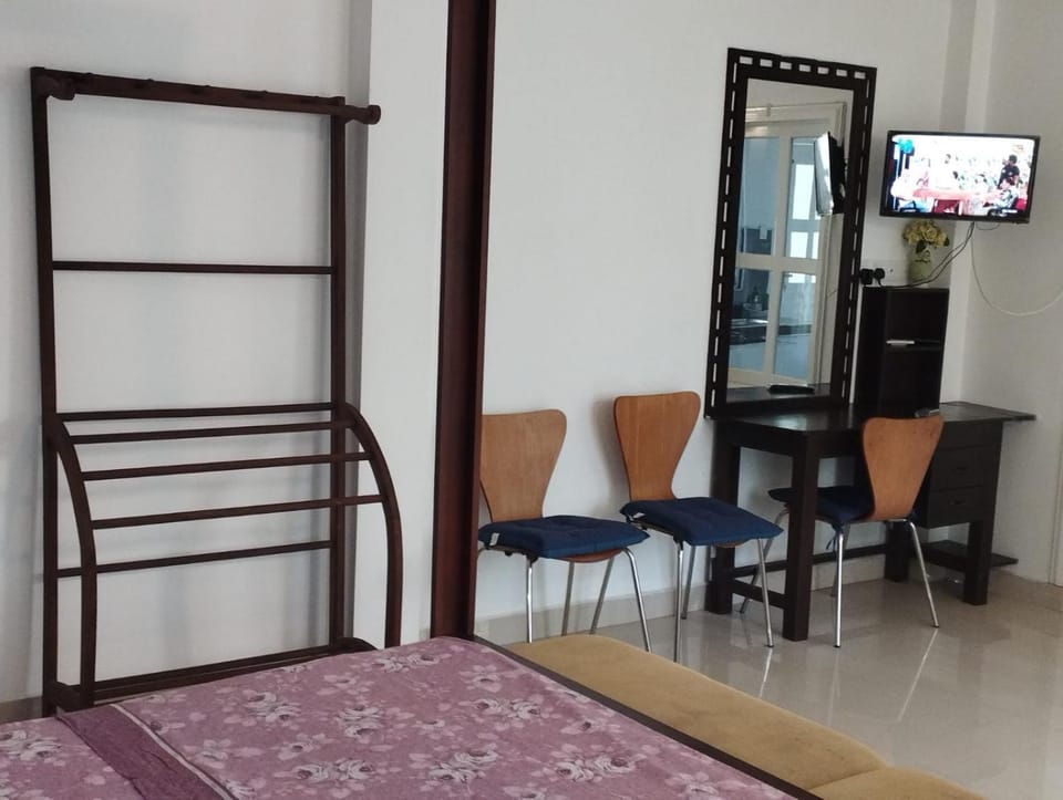 Bed, TV and multimedia, Seating area, hair dresser