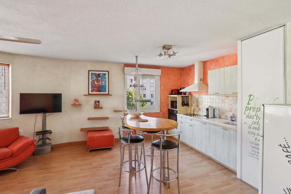 TV and multimedia, Coffee/tea facilities, Living room, Seating area, Dining area, oven, stove