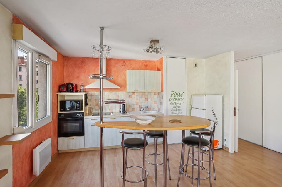 Kitchen or kitchenette, Dining area, oven, stove, toaster