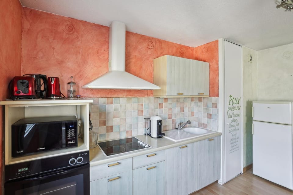 Coffee/tea facilities, Kitchen or kitchenette, oven, stove, toaster