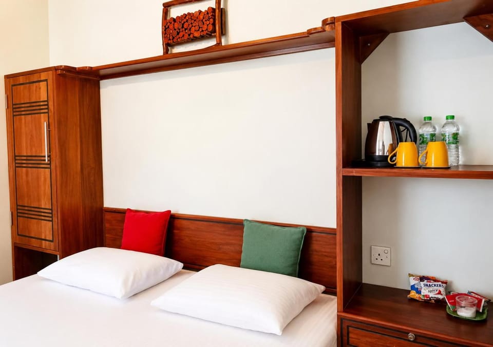Property building, Bed, Coffee/tea facilities, Kitchen or kitchenette, Photo of the whole room, Bedroom, wardrobe