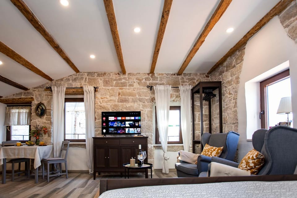 TV and multimedia, Living room, Seating area, Dining area