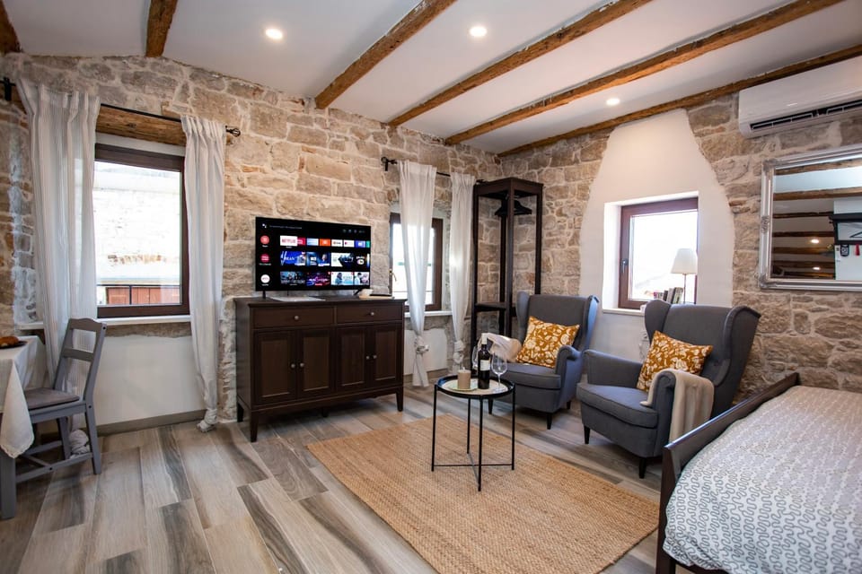 Bed, TV and multimedia, Living room, Photo of the whole room, Seating area, Bedroom, internet, internet