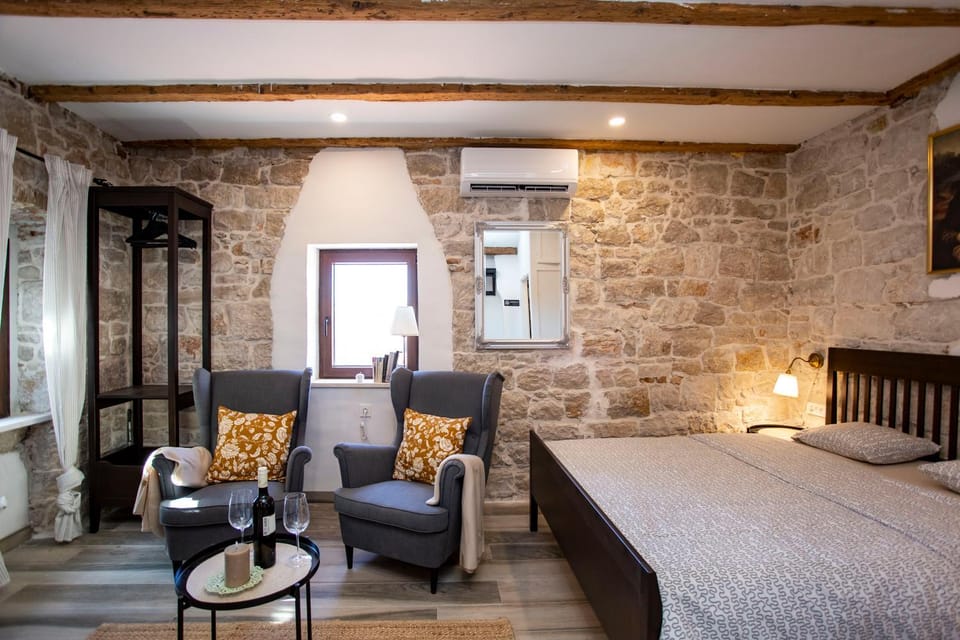 Bed, Living room, Seating area, Bedroom