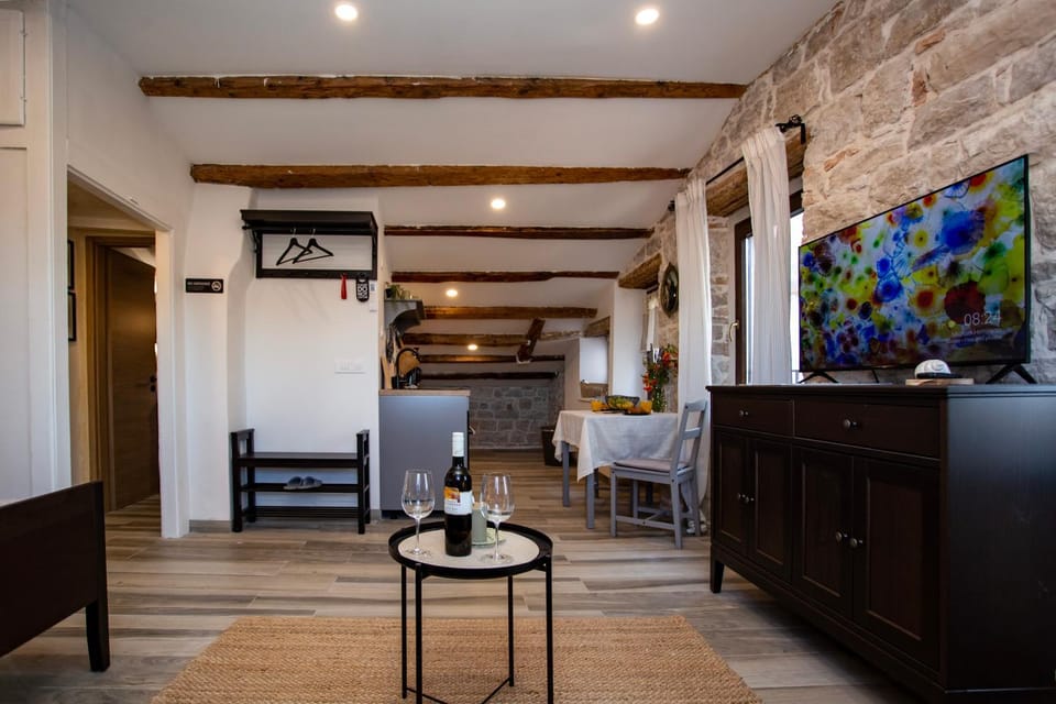 TV and multimedia, Kitchen or kitchenette, Living room, Seating area, Dining area