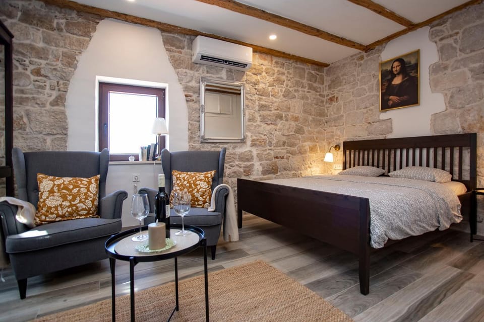 Bed, Living room, Seating area, Bedroom, air conditioner