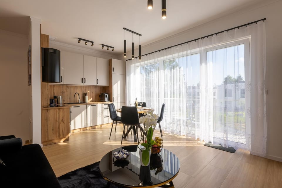 Kitchen or kitchenette, Living room, Seating area, Dining area