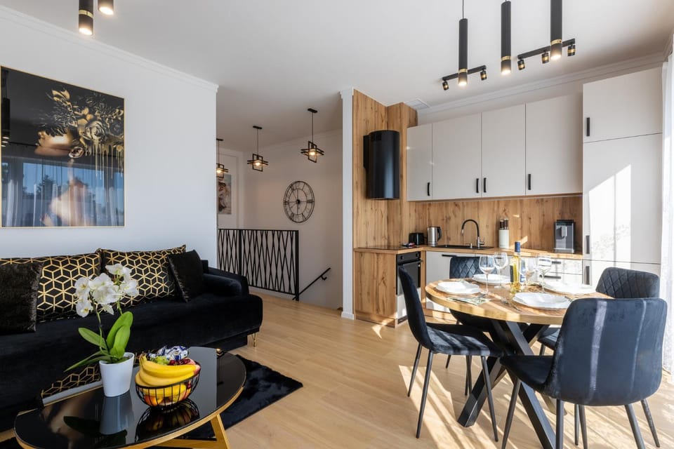 Coffee/tea facilities, Kitchen or kitchenette, Living room, Seating area, Dining area