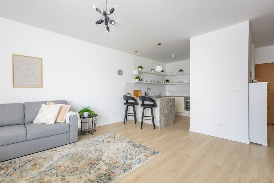 Quiet Apartment near City Center & Airport - Balcony, Fast Wi-Fi Apartment in Warsaw
