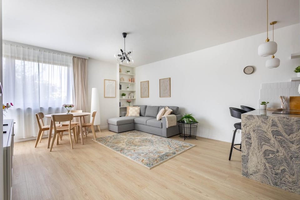 Quiet Apartment near City Center & Airport - Balcony, Fast Wi-Fi Apartment in Warsaw