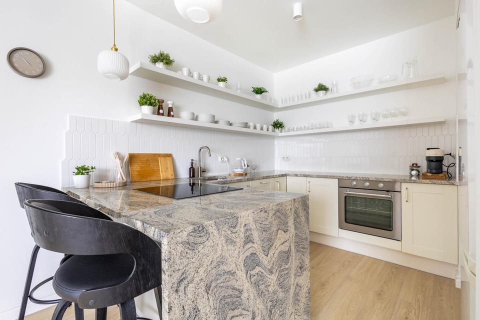 Quiet Apartment near City Center & Airport - Balcony, Fast Wi-Fi Apartment in Warsaw