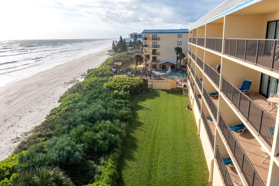 Property building, Day, Natural landscape, View (from property/room), Balcony/Terrace, Beach, Sea view