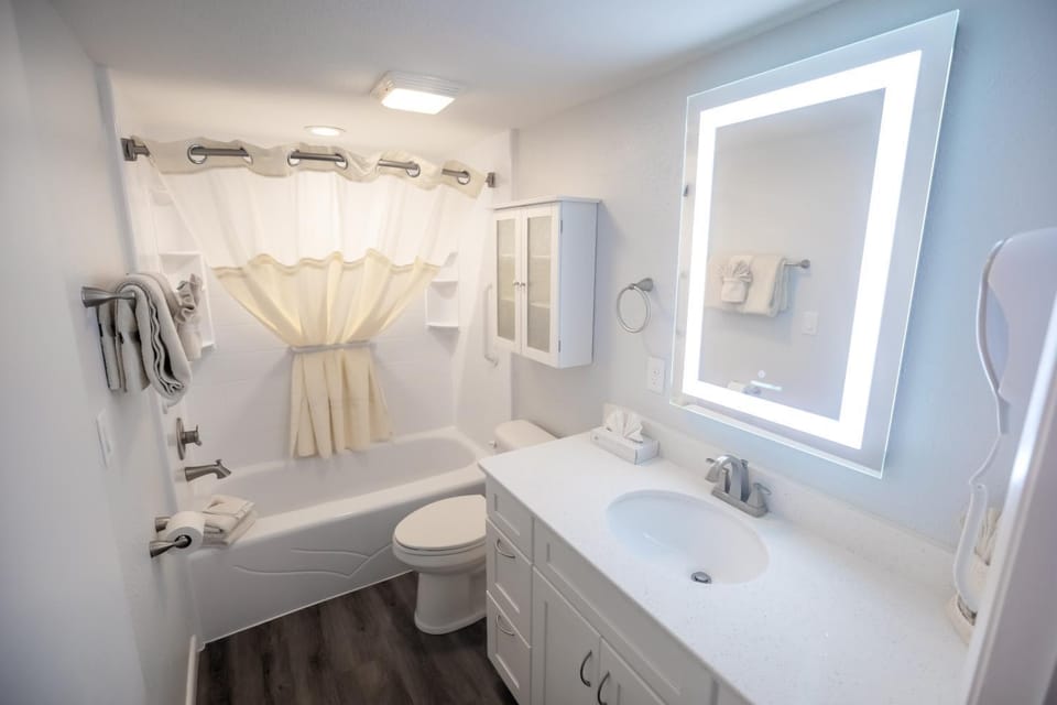 Shower, Toilet, Bathroom, Bath, towels