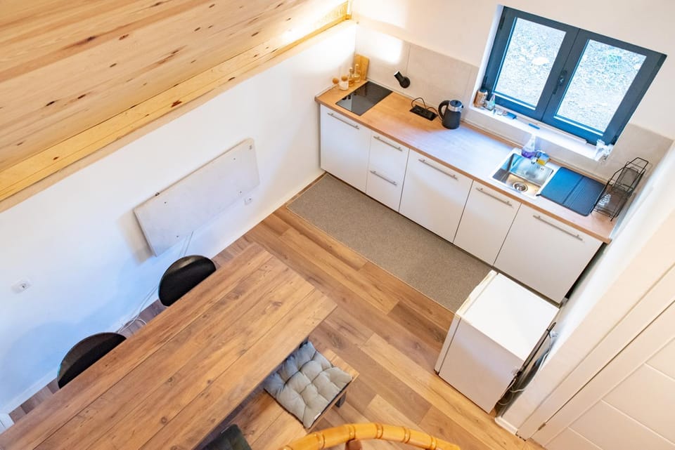 Kitchen or kitchenette, Dining area