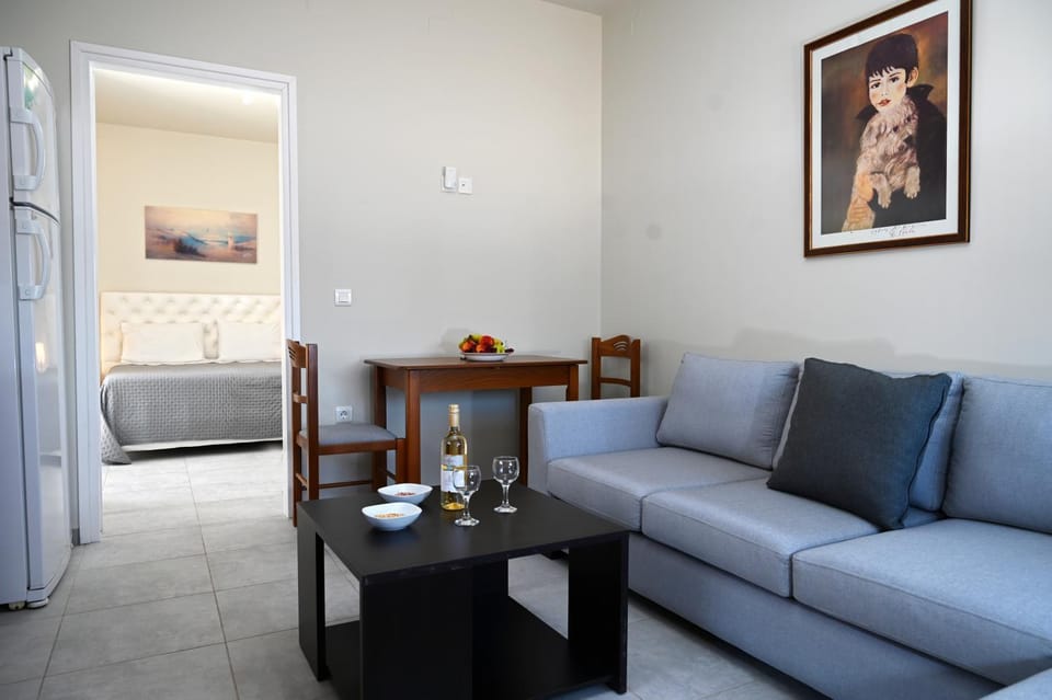 Bed, Living room, Photo of the whole room, Seating area, Dining area, Bedroom