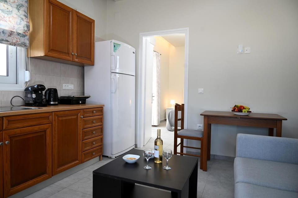 Coffee/tea facilities, Kitchen or kitchenette, Living room, Seating area, Dining area, oven, stove