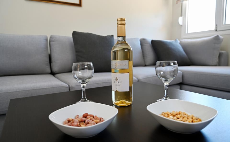 Living room, Food and drinks, Seating area, Alcoholic drinks