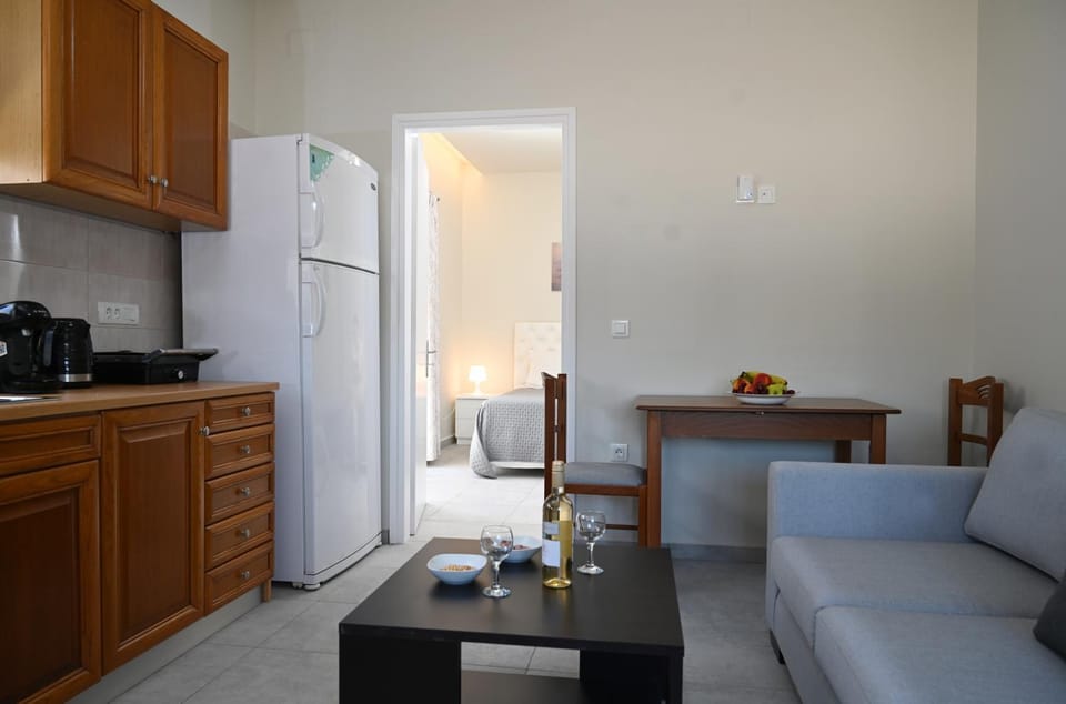 Kitchen or kitchenette, Living room, Seating area, Dining area, oven, stove