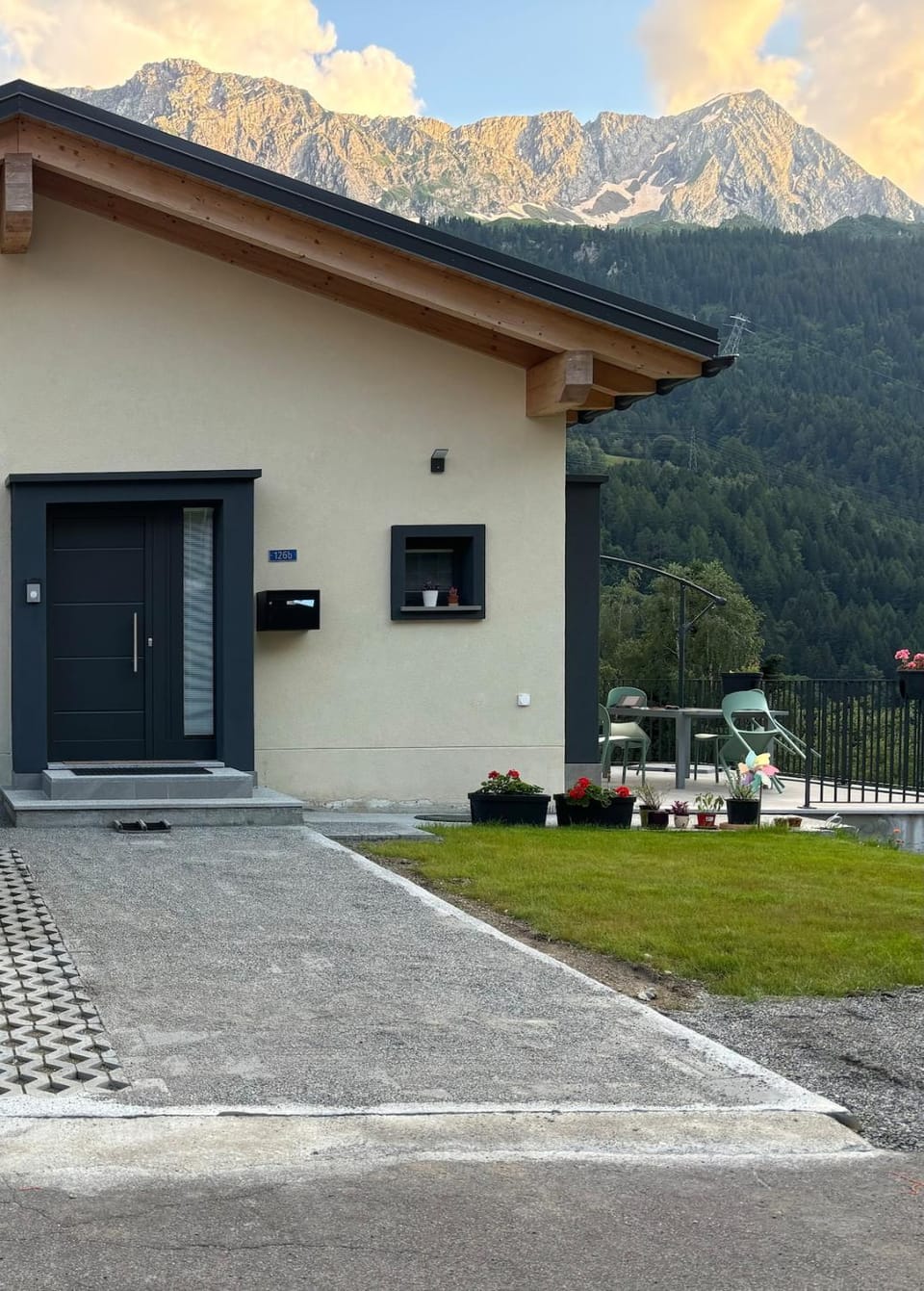 Mountain spot in a cozy nest Apartment in Airolo