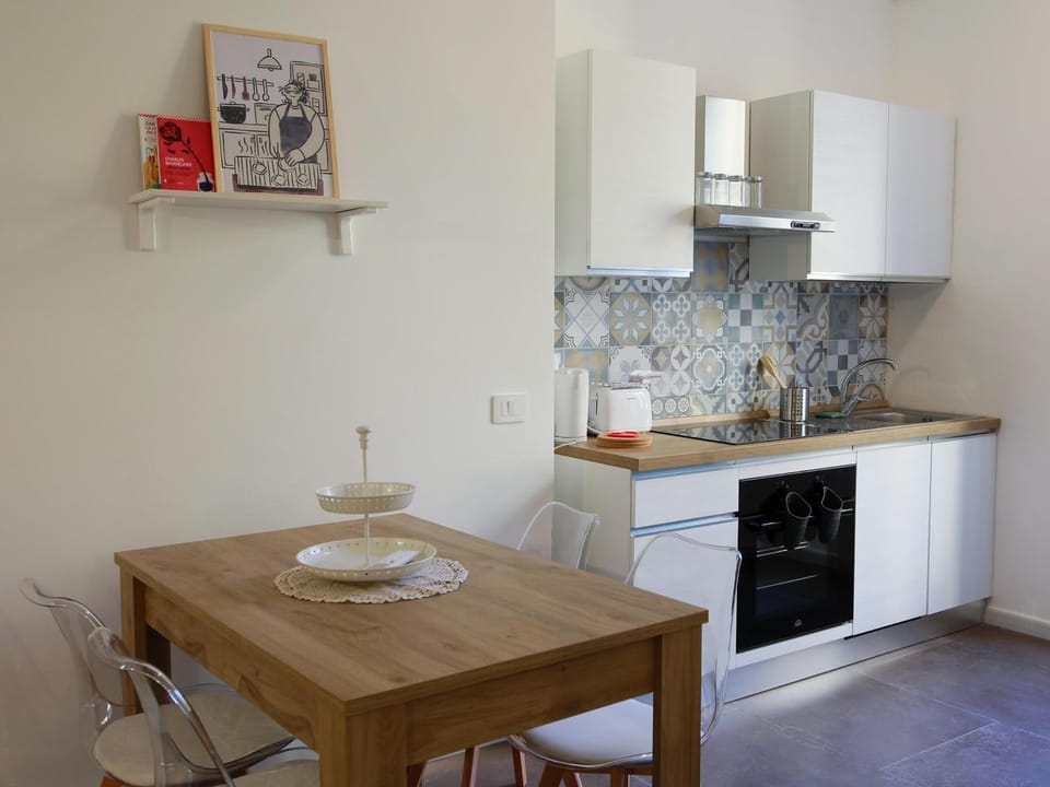 Kitchen or kitchenette, Dining area, oven, toaster, air conditioner