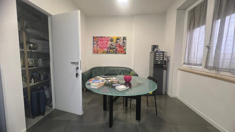 Coffee/tea facilities, Living room, Seating area, Dining area