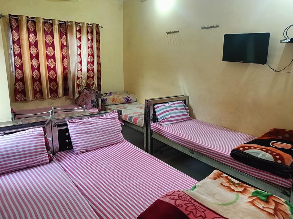 Bed, TV and multimedia, Bedroom