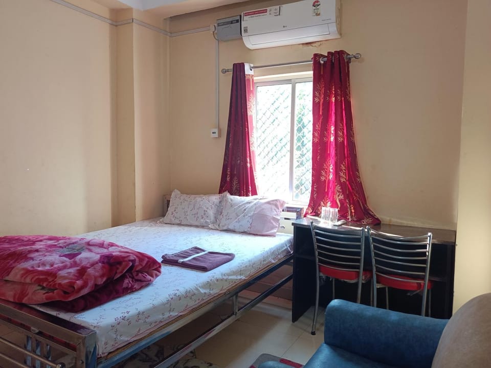 Bed, Bedroom, towels, air conditioner