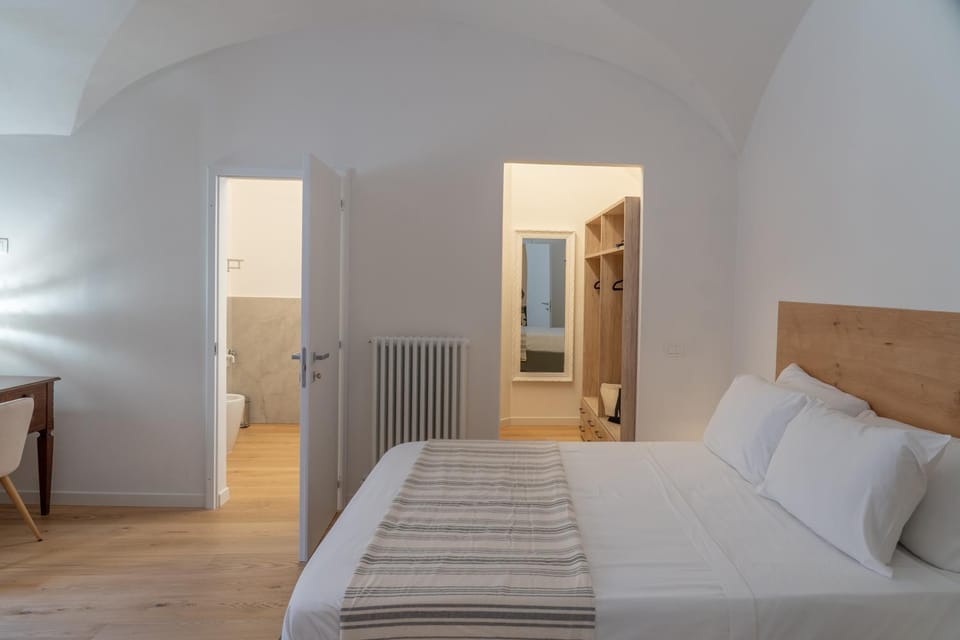 Bed, Photo of the whole room, Bedroom, internet, wardrobe