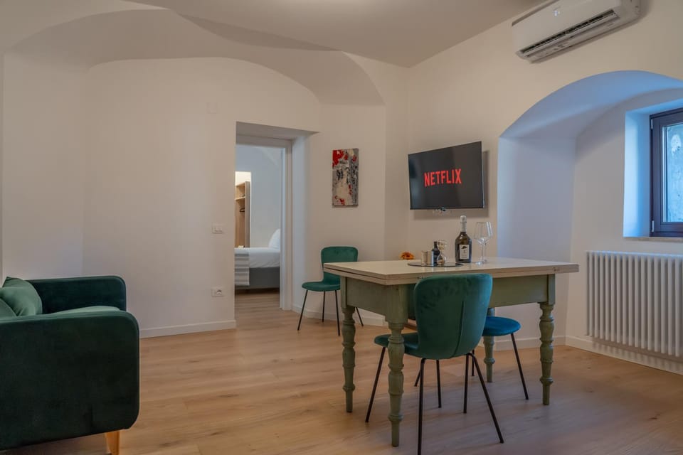 Living room, Seating area, Dining area, air conditioner