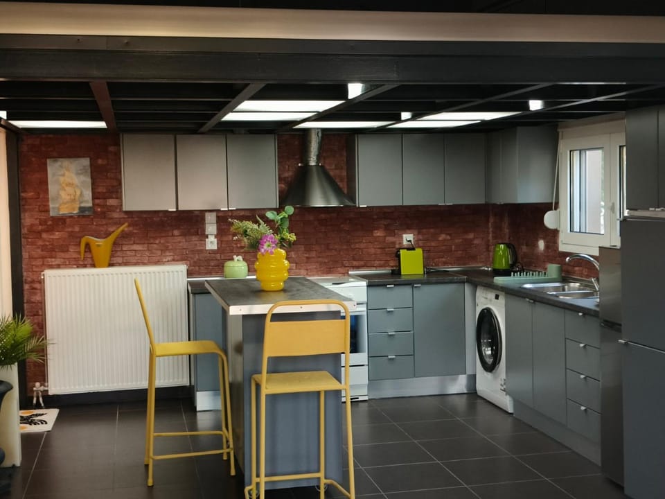 Kitchen or kitchenette, oven, stove, washing machine