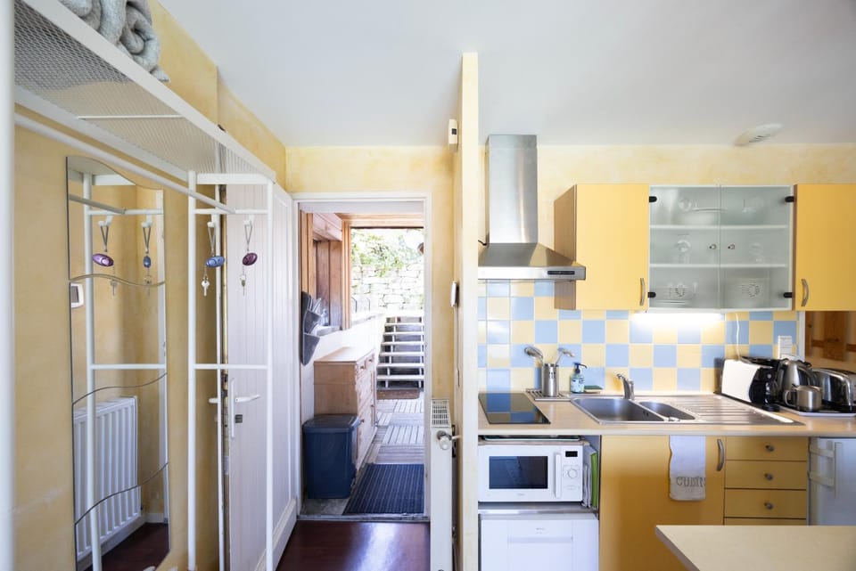 Property building, Kitchen or kitchenette, Living room