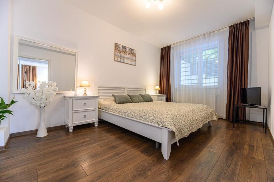 TV and multimedia, Photo of the whole room, Bedroom